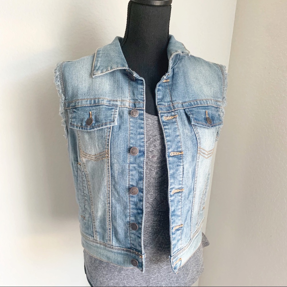 American Ragg  cut off sleeves Jean jacket.